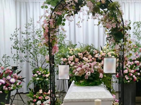 ガーデン風ピンクの花祭壇