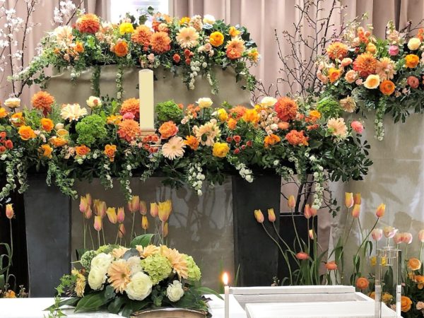 春のオレンジ黄色の花祭壇